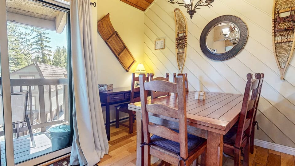 Condo, 2 Bedrooms | Dining