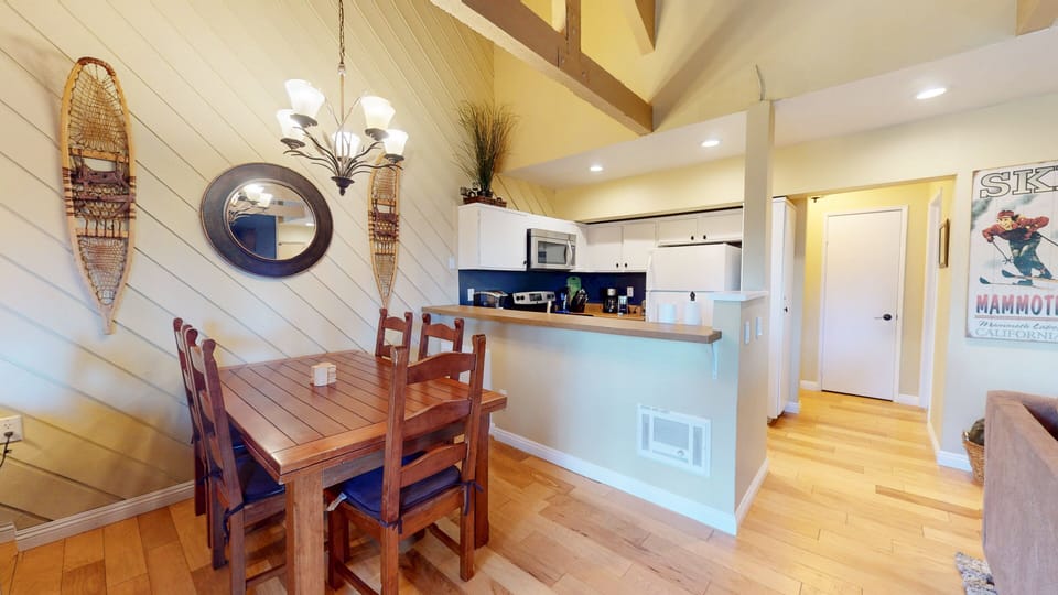 Condo, 2 Bedrooms | Dining