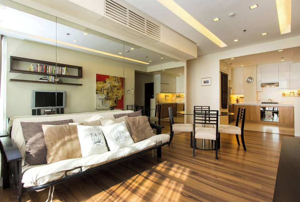 Apartment, 2 Bedrooms, Accessible, Patio | Living room | Books