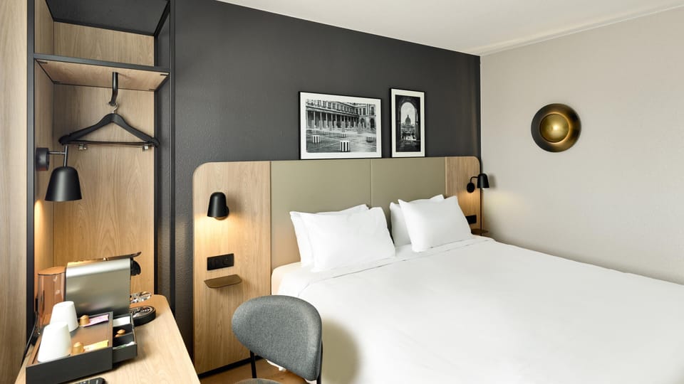 Superior Room, 1 King Bed | Premium bedding, desk, blackout drapes, soundproofing