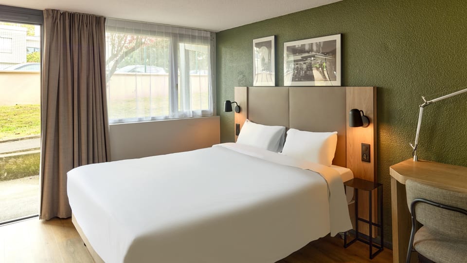 Standard Room, 1 Queen Bed | Premium bedding, desk, blackout drapes, iron/ironing board