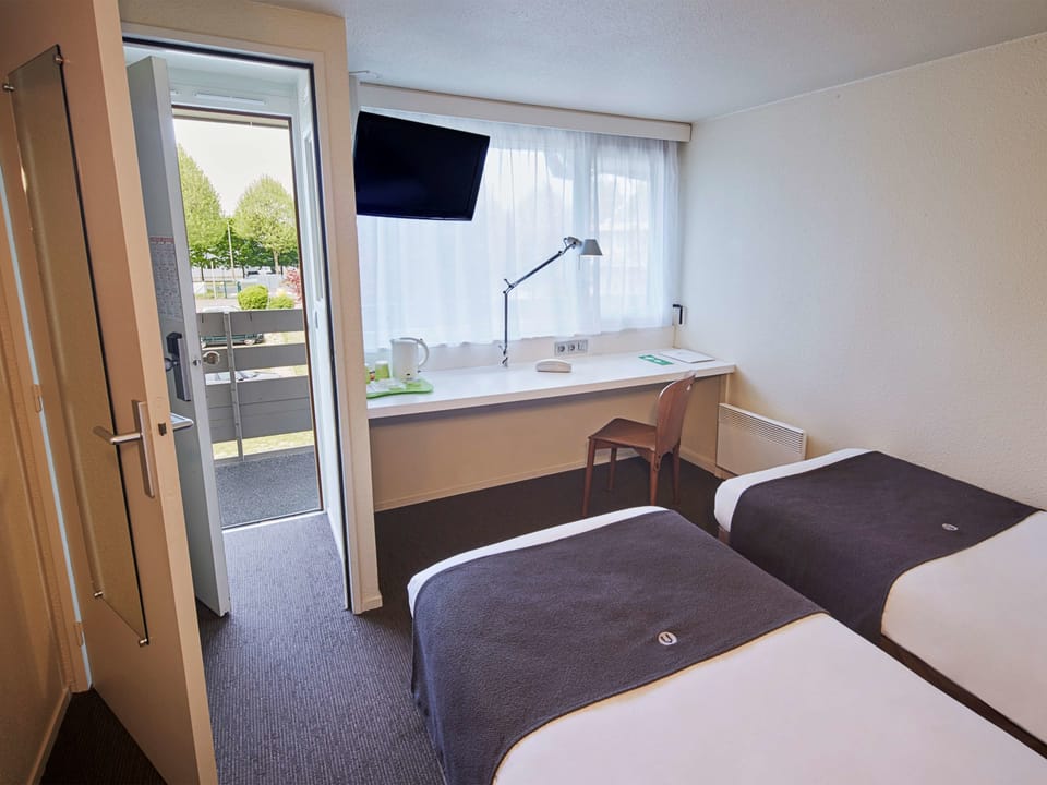 Standard Room, 2 Twin Beds | Desk, iron/ironing board, free WiFi, bed sheets