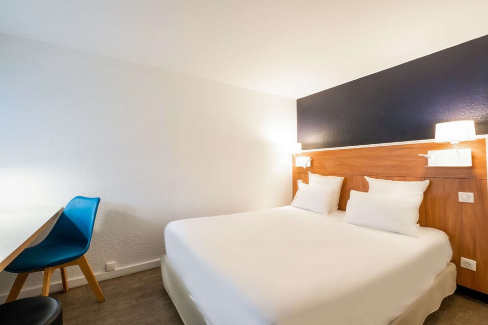 Standard Room, 1 Queen Bed, Non Smoking | Desk, free wired internet, bed sheets