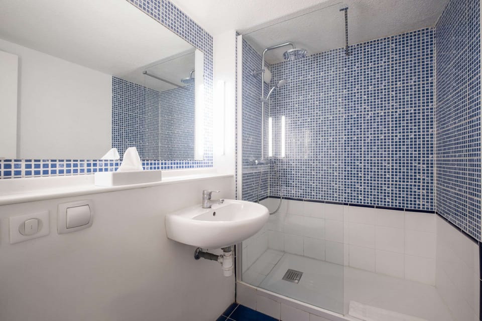 Standard Room, 2 Twin Beds, Non Smoking | Bathroom | Shower, eco-friendly toiletries, hair dryer, towels