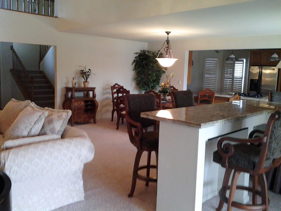 Premier House, Ensuite, Lake View | Lounge