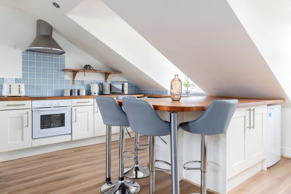 Apartment, Balcony | Private kitchen | Full-size fridge, microwave, oven, stovetop
