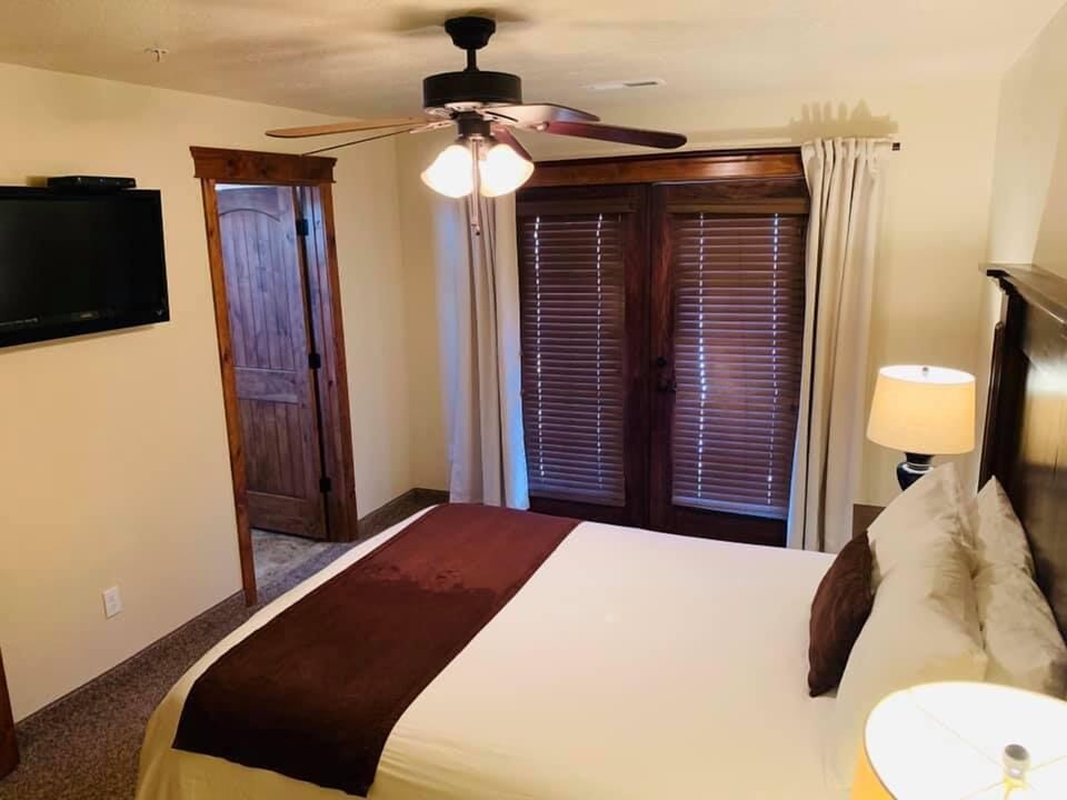 Executive Townhome, Multiple Bedrooms, Non Smoking, Pool Access | Egyptian cotton sheets, premium bedding, down comforters
