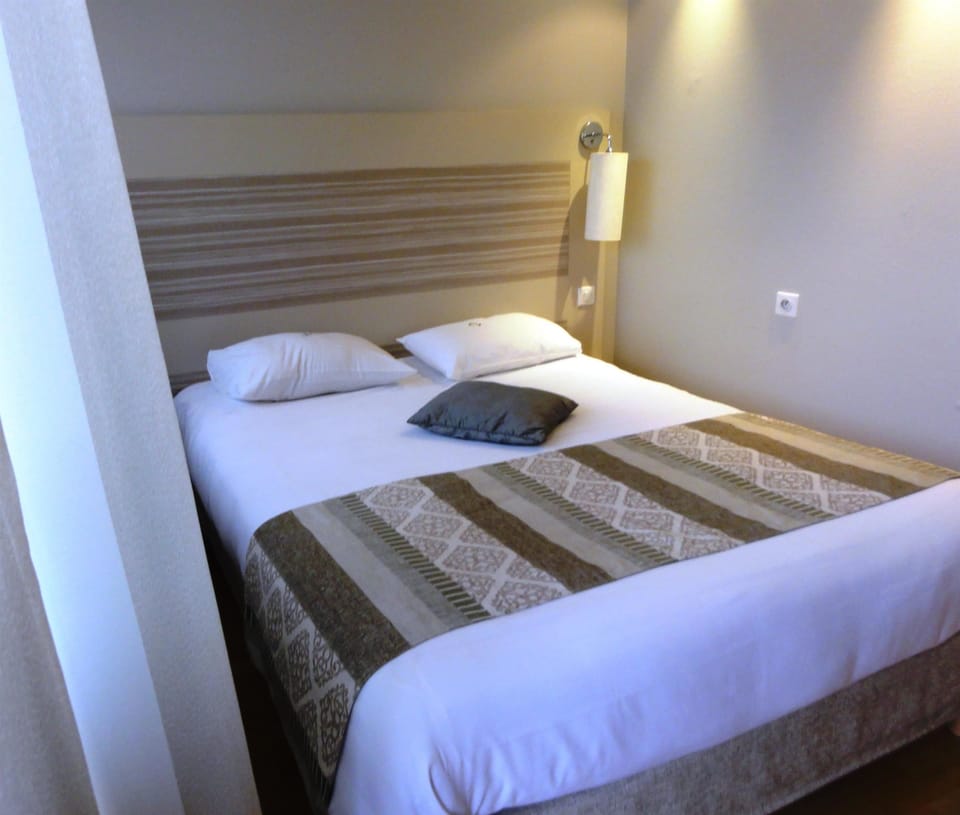 Superior Room, 1 Queen Bed | Premium bedding, individually furnished, desk, laptop workspace