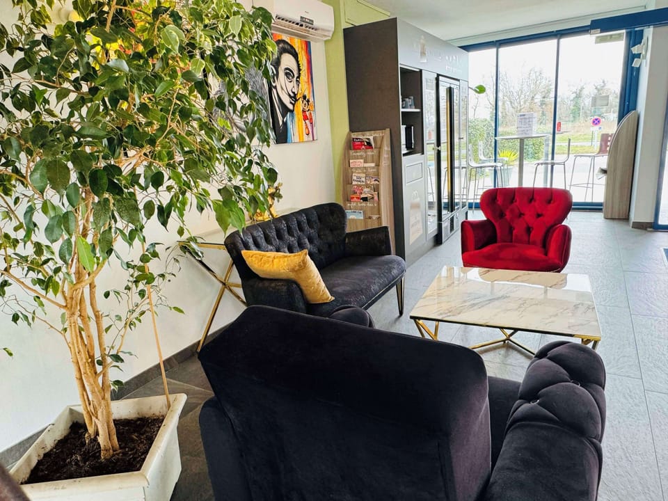 Lobby lounge