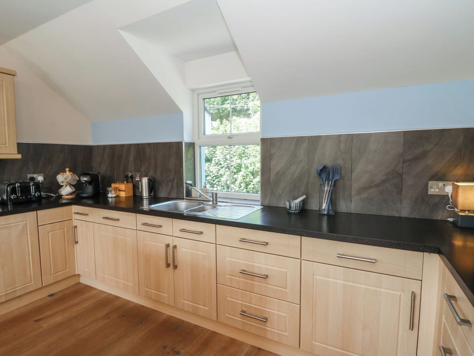 Cottage | Private kitchen | Dishwasher, cookware/dishes/utensils