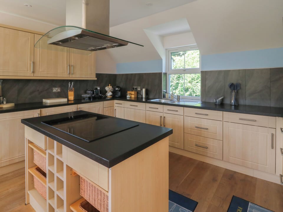 Cottage | Private kitchen | Dishwasher, cookware/dishes/utensils