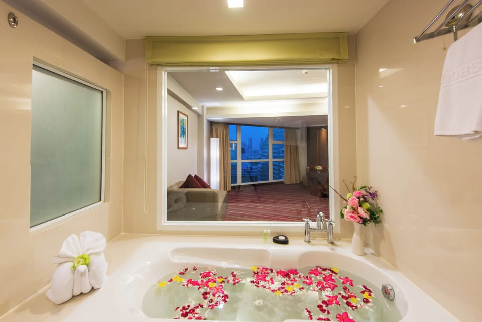 Superior Suite Double Bed Sky Wing | Bathroom | Rainfall showerhead, free toiletries, hair dryer, bathrobes