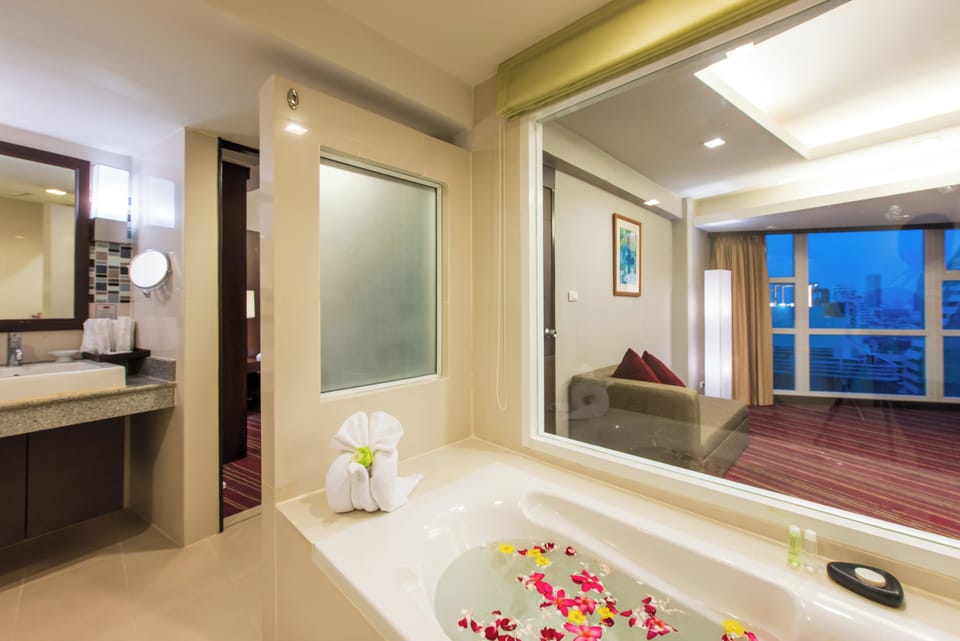 Superior Suite Double Bed Sky Wing | Bathroom | Rainfall showerhead, free toiletries, hair dryer, bathrobes