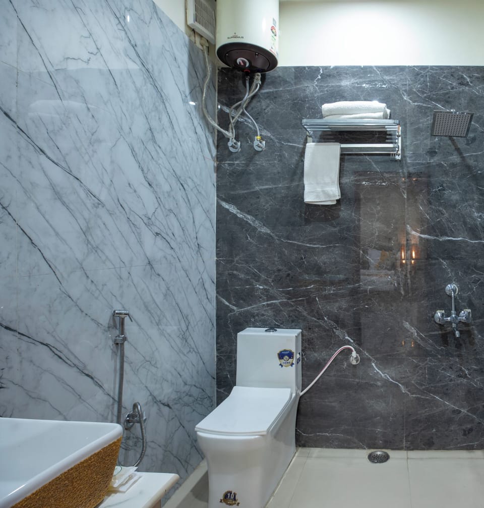 Executive Room | Bathroom | Towels, soap, shampoo, toilet paper