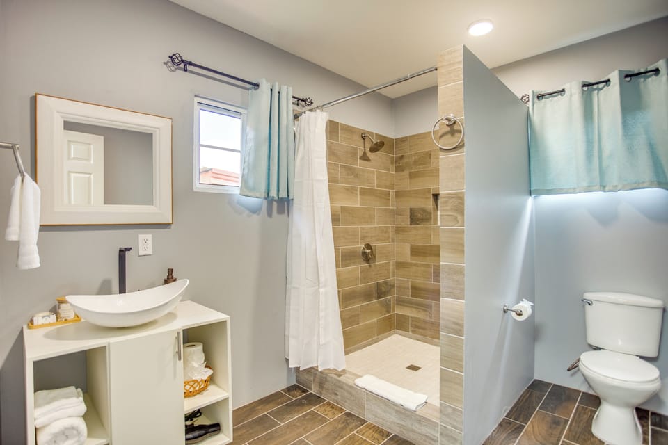 Standard Room | Bathroom | Shower, free toiletries, hair dryer, towels