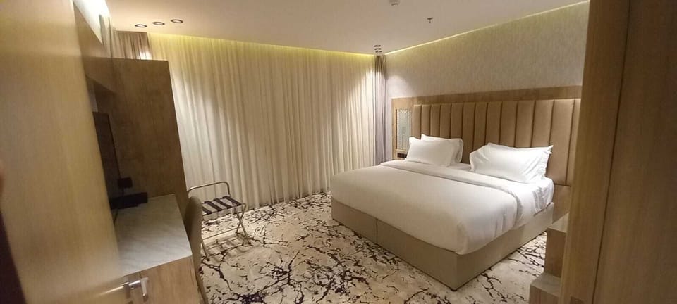 Deluxe Suite | Egyptian cotton sheets, premium bedding, pillowtop beds, in-room safe