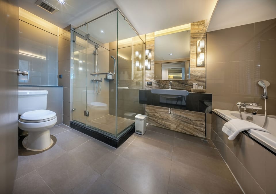 Triple Grand Deluxe | Bathroom | Free toiletries, hair dryer, bidet, towels