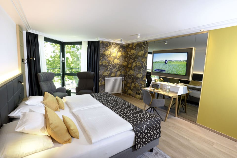 Hypo-allergenic bedding, minibar, in-room safe, desk