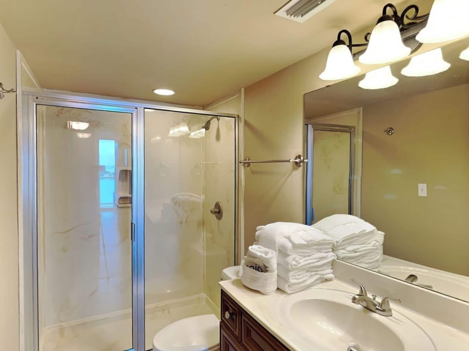 Sabine Yacht & Racquet #8D by Southern Vacation Rentals Apartment in Pensacola Beach