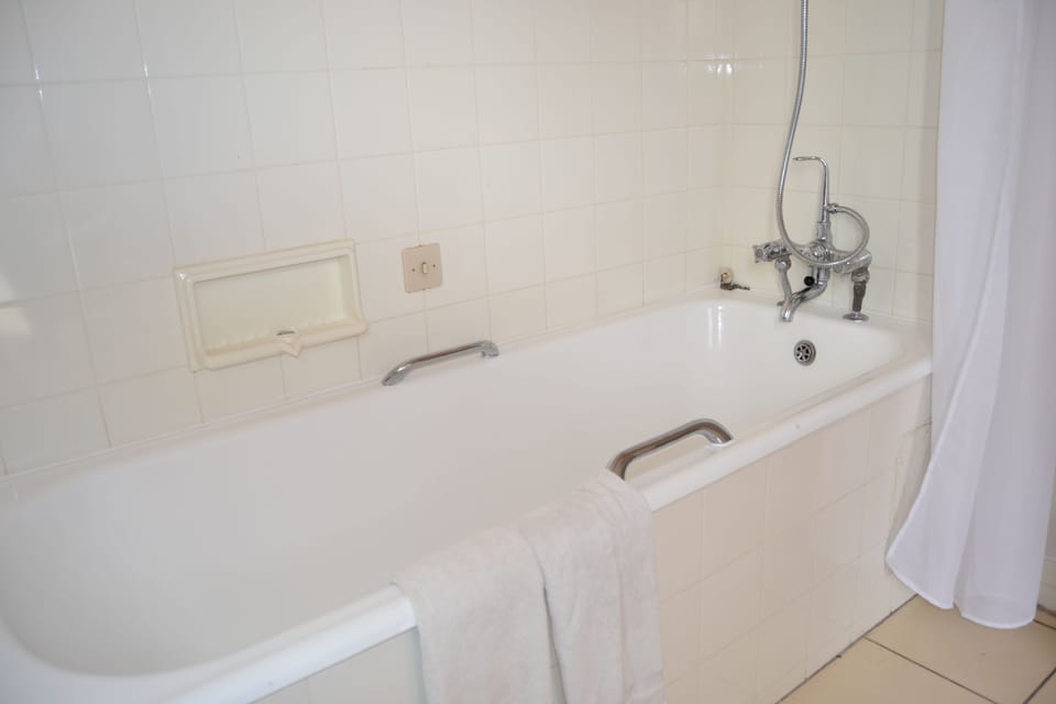 Combined shower/tub, free toiletries, towels