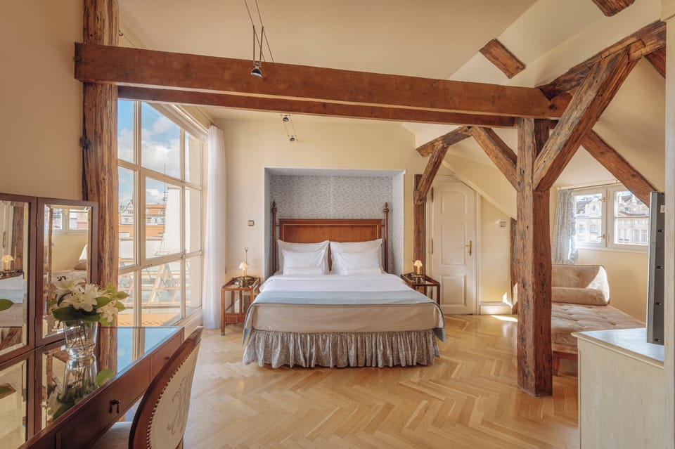 Executive Room, 1 King Bed | Hypo-allergenic bedding, free minibar items, in-room safe