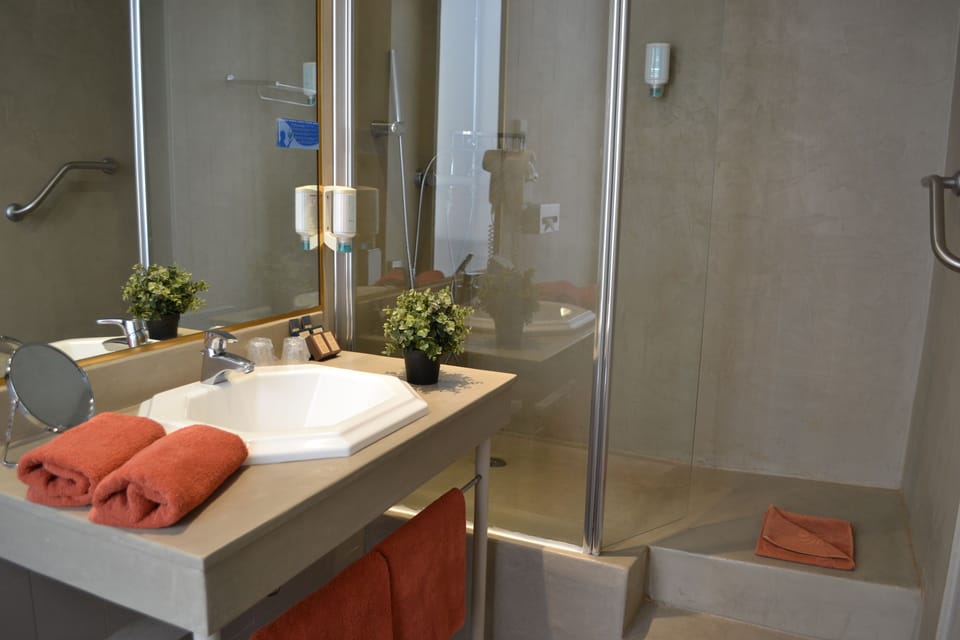 Family Room, Non Smoking | Bathroom | Free toiletries, hair dryer, towels