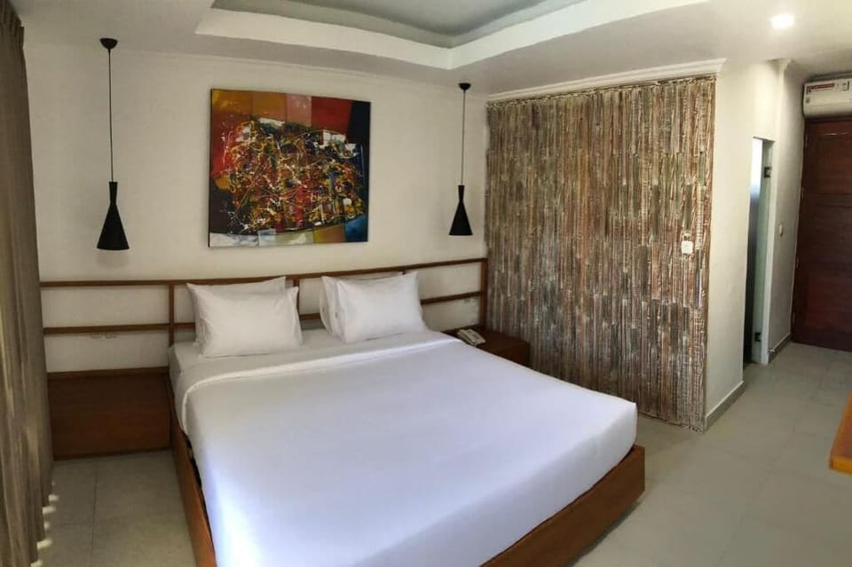 In-room safe, WiFi (free)