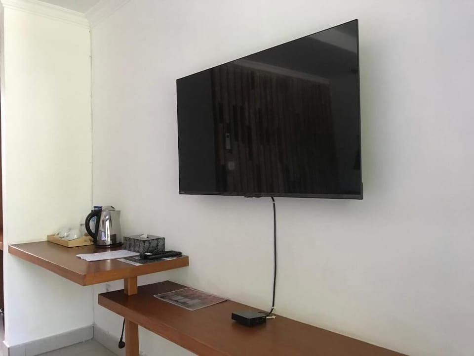 In-room safe, WiFi (free)