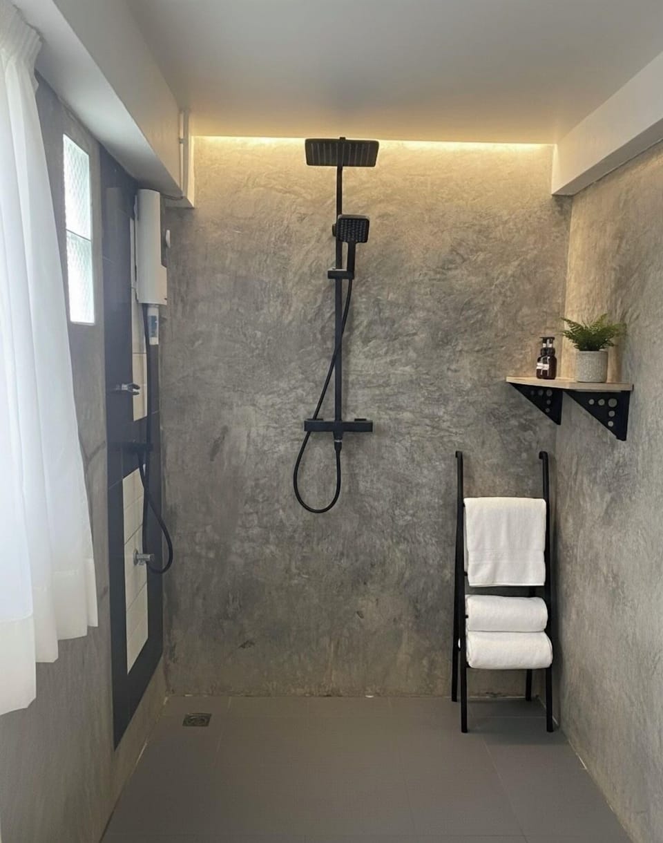 Standard Room | Bathroom | Shower, rainfall showerhead, designer toiletries, hair dryer
