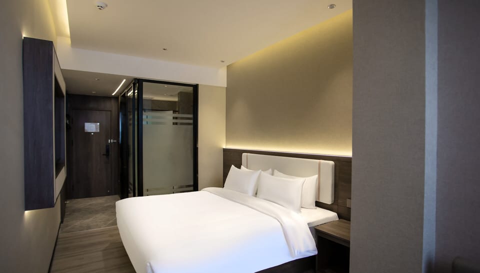 Basic Double Room, City View | Laptop workspace, blackout drapes, iron/ironing board, WiFi (free)