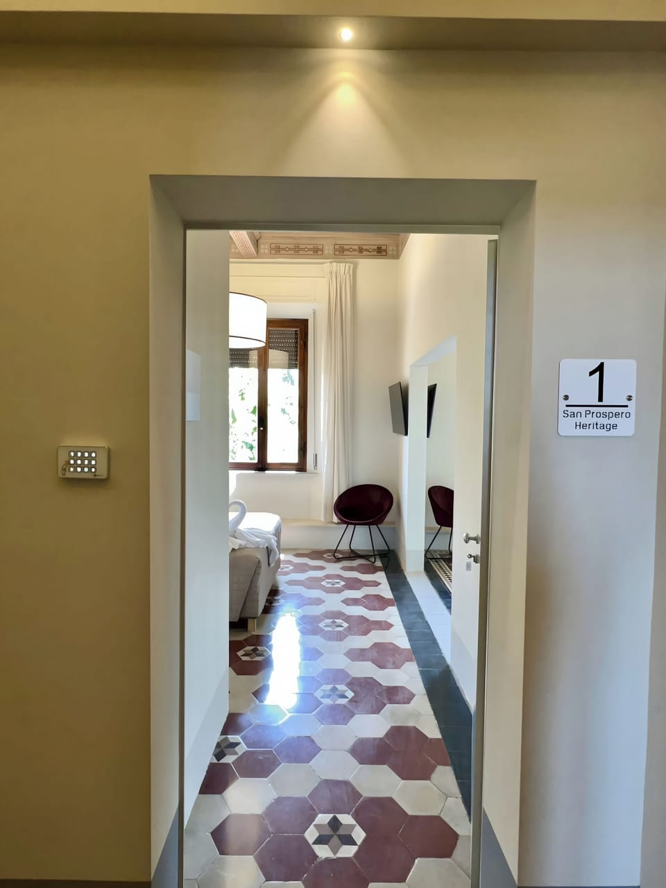 Family Suite, City View | Interior entrance