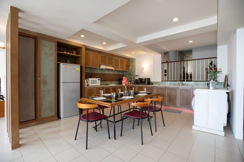 Exclusive Apartment, 3 Bedrooms, Balcony, Ocean View | In-room dining