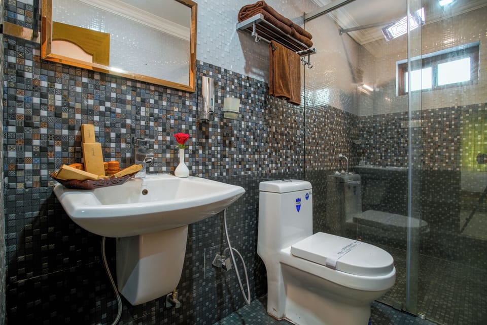 Junior Suite, Mountain View | Bathroom | Shower, towels, soap, shampoo