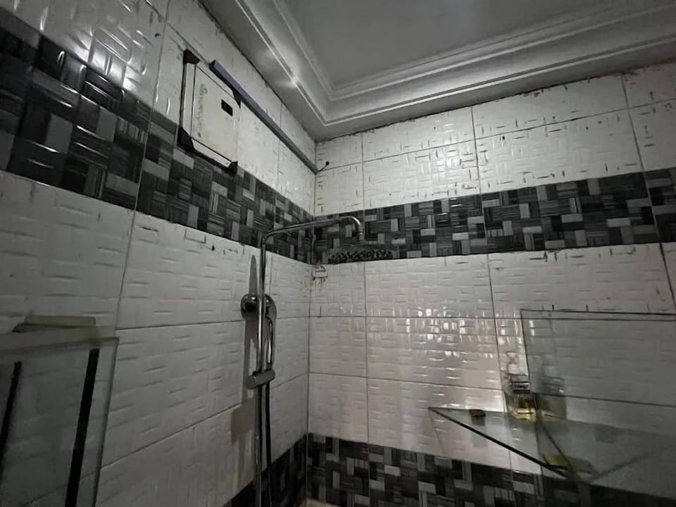 Deluxe Room, Balcony, City View | Bathroom | Free toiletries, hair dryer, towels, soap
