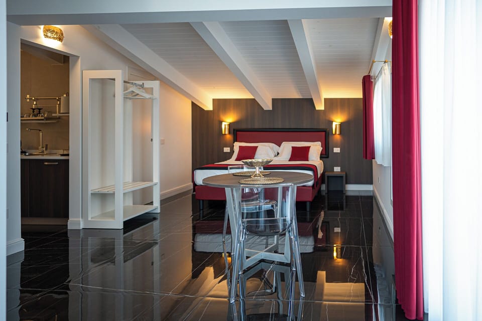 Deluxe Double Room | In-room safe, desk, blackout drapes, WiFi (free)