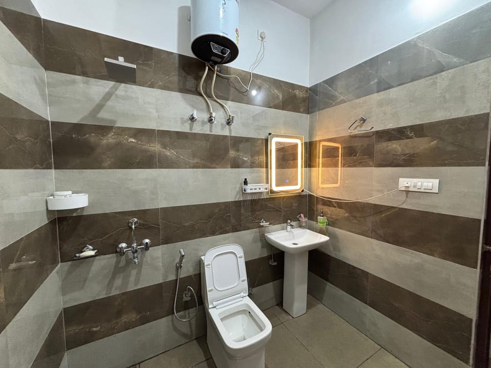 Deluxe Double or Twin Room | Bathroom