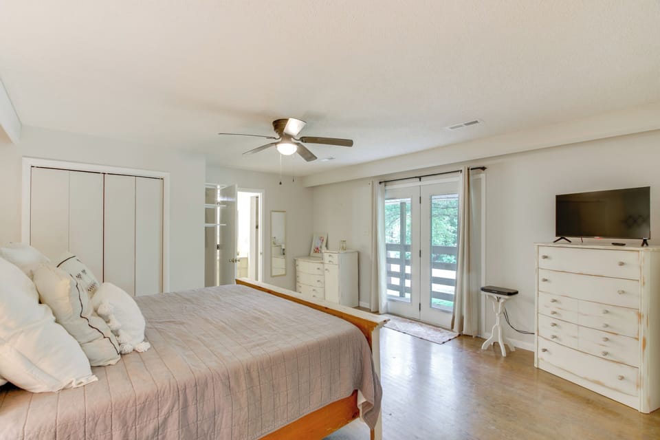 7 Mi to Tennessee River: Home w/ Patio in Florence Cottage in Florence