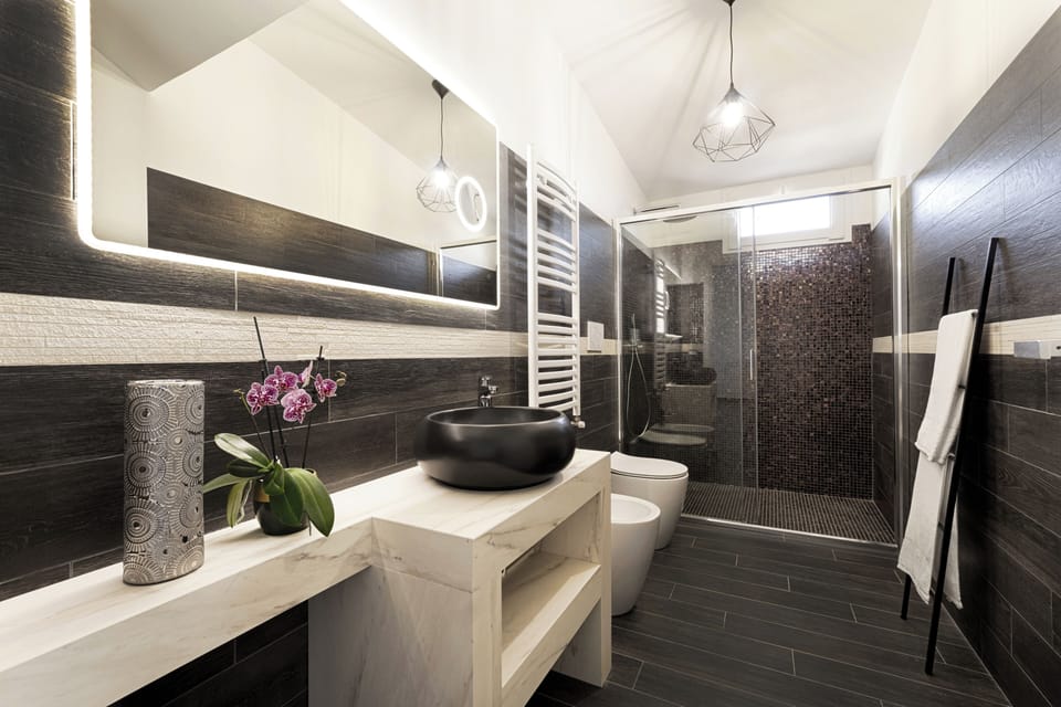 Luxury Studio Suite, Sea View | Bathroom | Shower, free toiletries, hair dryer, bathrobes
