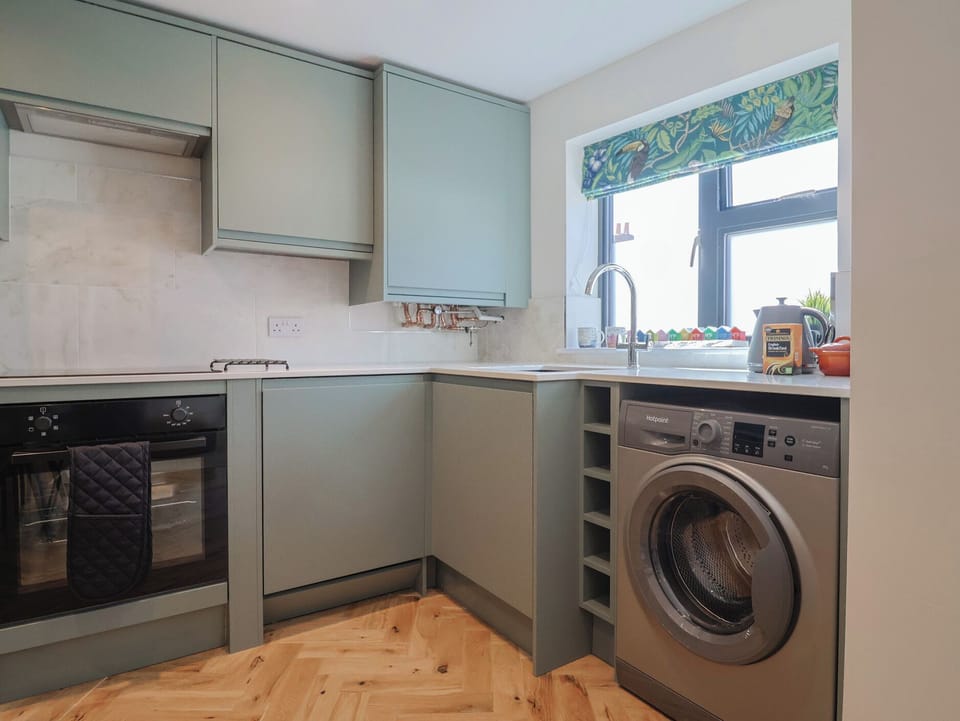 Cottage | Private kitchen | Fridge, microwave, dishwasher, toaster