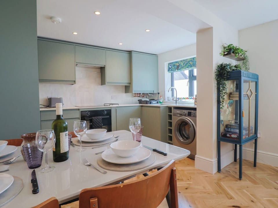 Cottage | Private kitchen | Fridge, microwave, dishwasher, toaster