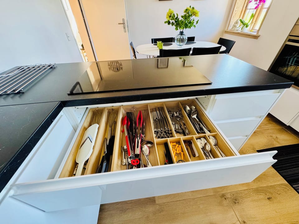 Oven, stovetop, dishwasher, electric kettle