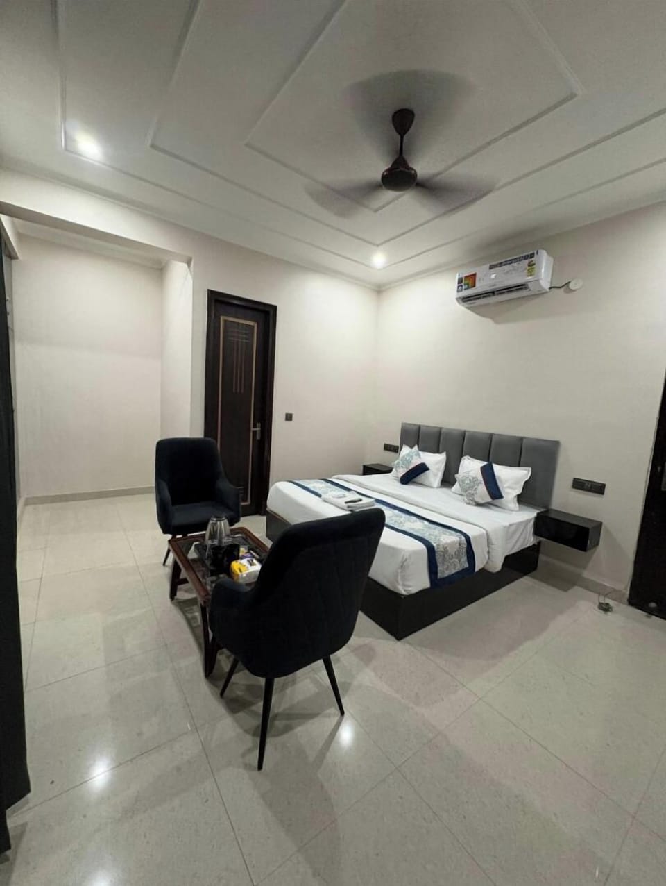 Junior Suite Room | Desk, laptop workspace, soundproofing, WiFi (free)