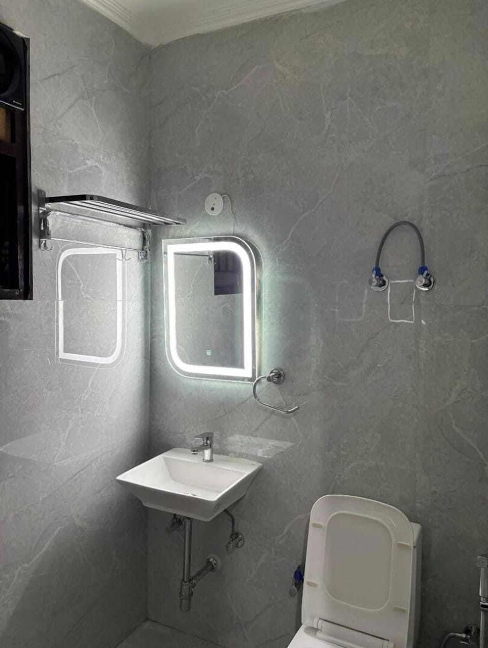 Junior Suite Room | Bathroom | Free toiletries, slippers, bidet, towels