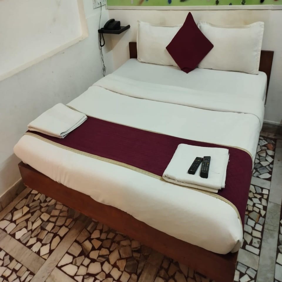 Deluxe Room, City View | Desk, free WiFi