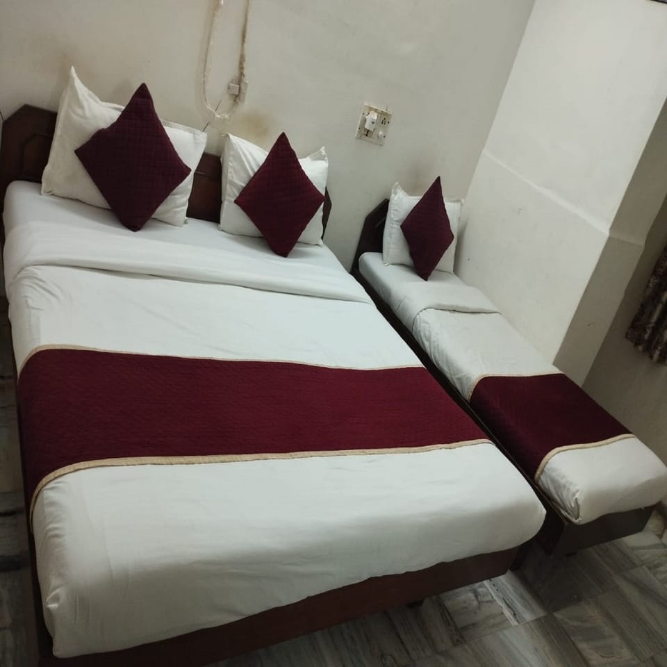Deluxe Room, City View | Desk, free WiFi