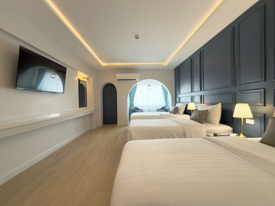 Deluxe Triple Room | Minibar, blackout drapes, free WiFi, bed sheets