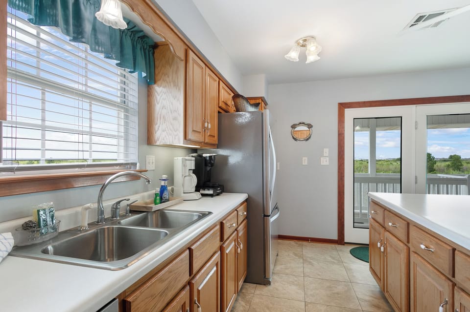 Signature House, 3 Bedrooms, Patio, Canal View | Private kitchen | Fridge, microwave, oven, stovetop