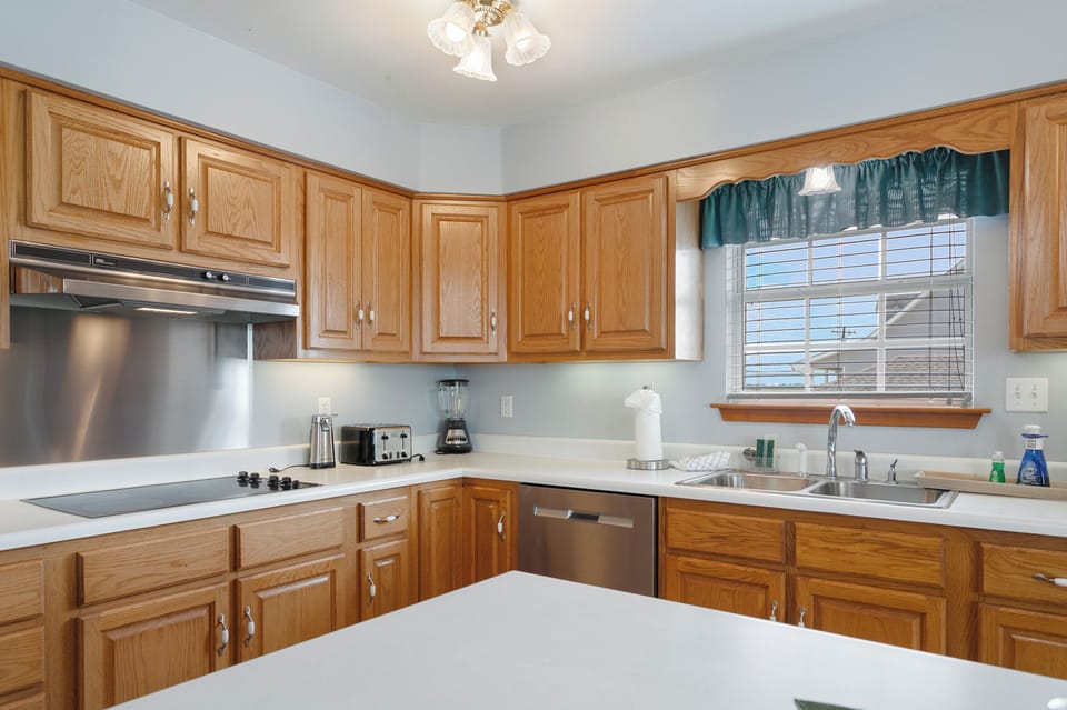Signature House, 3 Bedrooms, Patio, Canal View | Private kitchen | Fridge, microwave, oven, stovetop