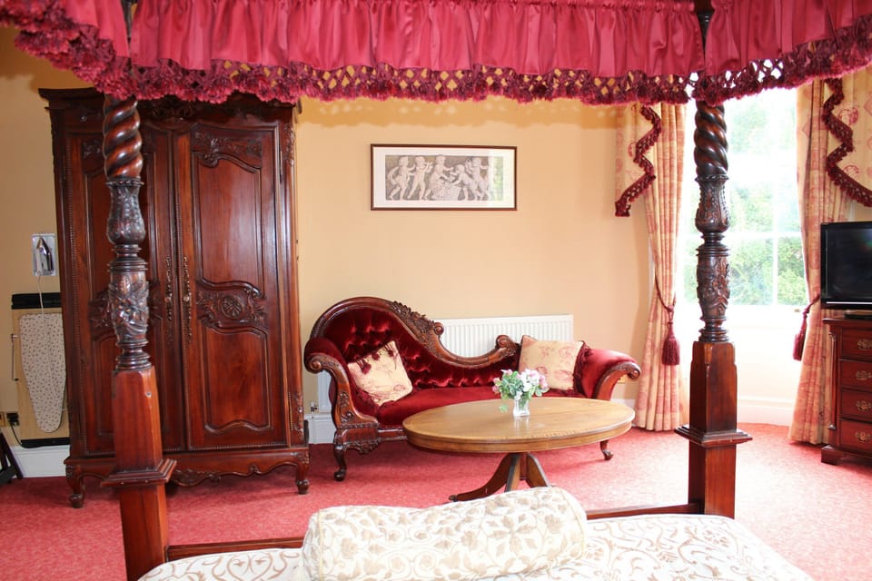 Double Room, 1 King Bed, Jetted Tub (Four Poster) | Desk, blackout drapes, iron/ironing board, free WiFi