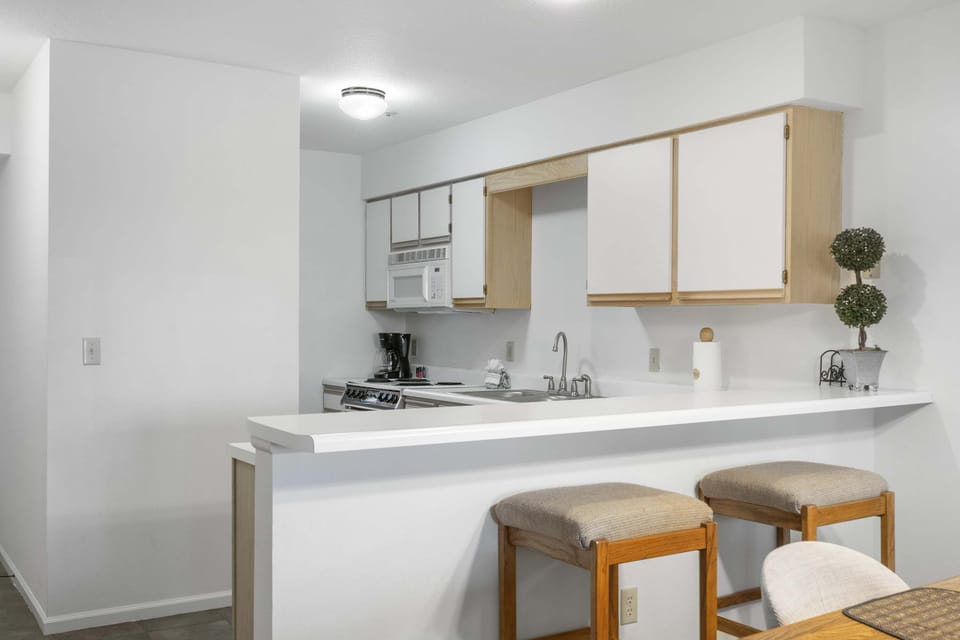 Condo, Multiple Beds, Balcony, Golf View (Above Par) | Private kitchen | Fridge, microwave, oven, stovetop